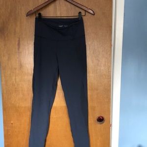 Athletic leggings with side pockets